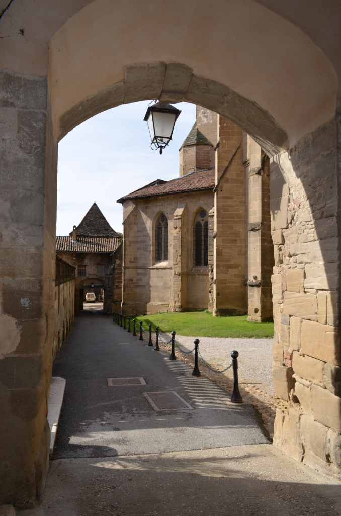 I løbet af middelalderen, permanent bolig og landsbyer gradvist dukkede op, starter i XIth århundrede. Midaldrende bosættelser startede i landsbyerne la Chapelle, Saint Julien, Saint Martin og Saint Agnan, i hvad der blev kaldt “Vercors valley”.