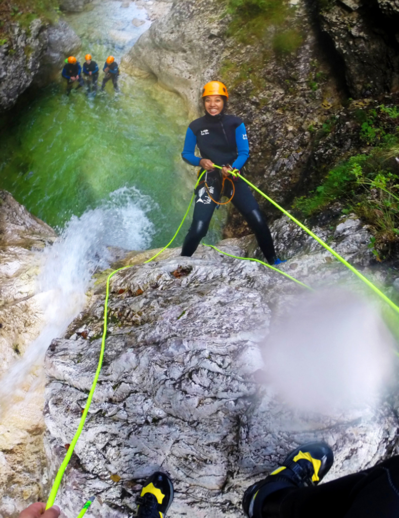 Man dyrker canyoning bedst i små grupper af 5-6 personer og helst ledsaget af en erfarne canyoning- instruktører eller guider.