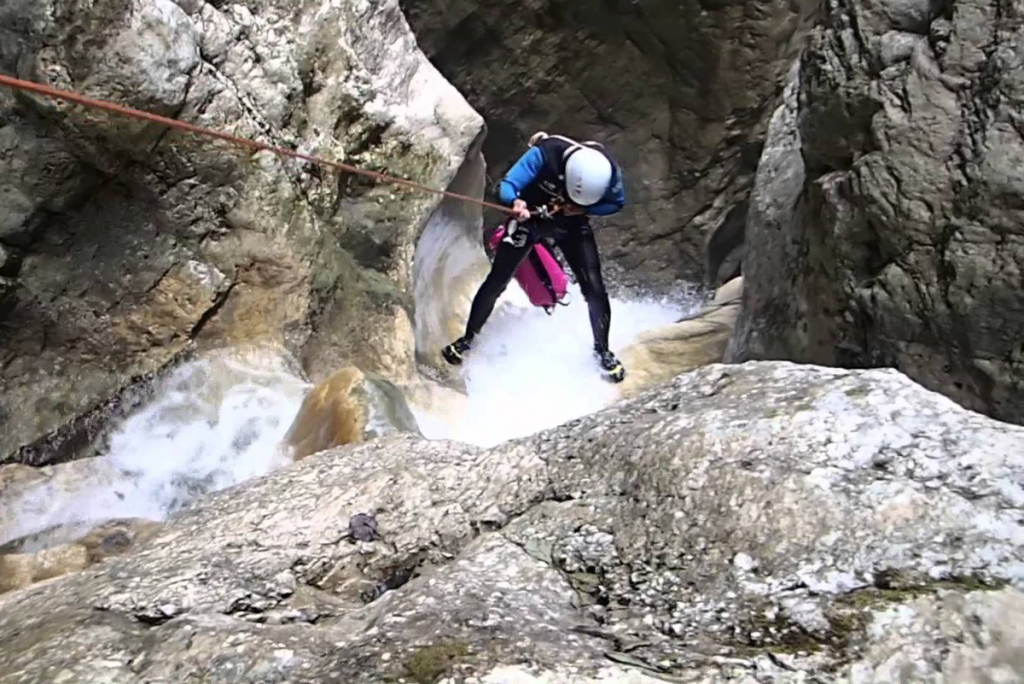 Denne canyoning tur som kan klares på en dag er en af de smukkeste og mest komplette i Vercors. Det henvender sig til både nybegyndere og viderekommende. Banen er en vild nedkørsel med betydelige forhindringer (Firing line af vandfald på 25m), store rutsjebaner og mulighed for store spring. Man starter dagen med indlæring (eller udvidelse) af teknikken på firing line for om at nyde derefter denne storslåede og spændende bane.