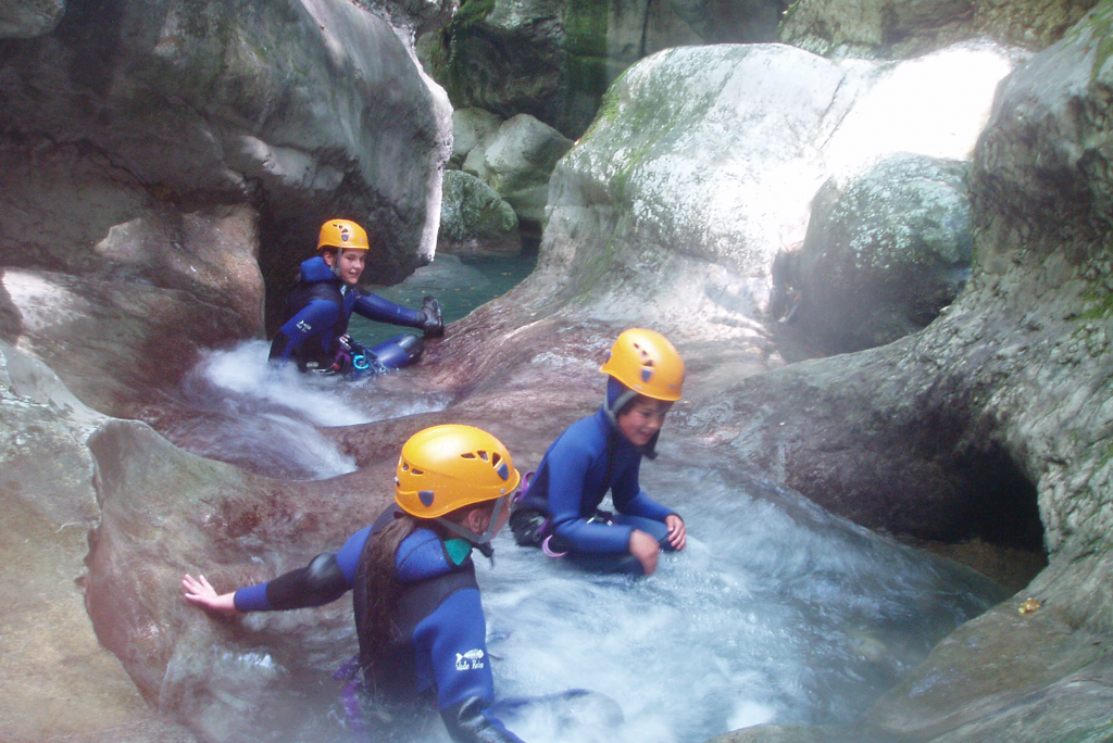 Le Furon er en canyon som er velegnet til nybegyndere og til træning. Men man bør alligevel opleve den ét par gange. Dette er “den store klassiske” i regionen! Uundværlig til at opdage canyoning med familie eller venner. Øverste del er den mest tilgængelige (10m maksimalt forhindringer) og varierede: Vandvandring, rutsjebane, spring følger hinanden i en smuk kløfter eroderet af vand gennem tiderne.